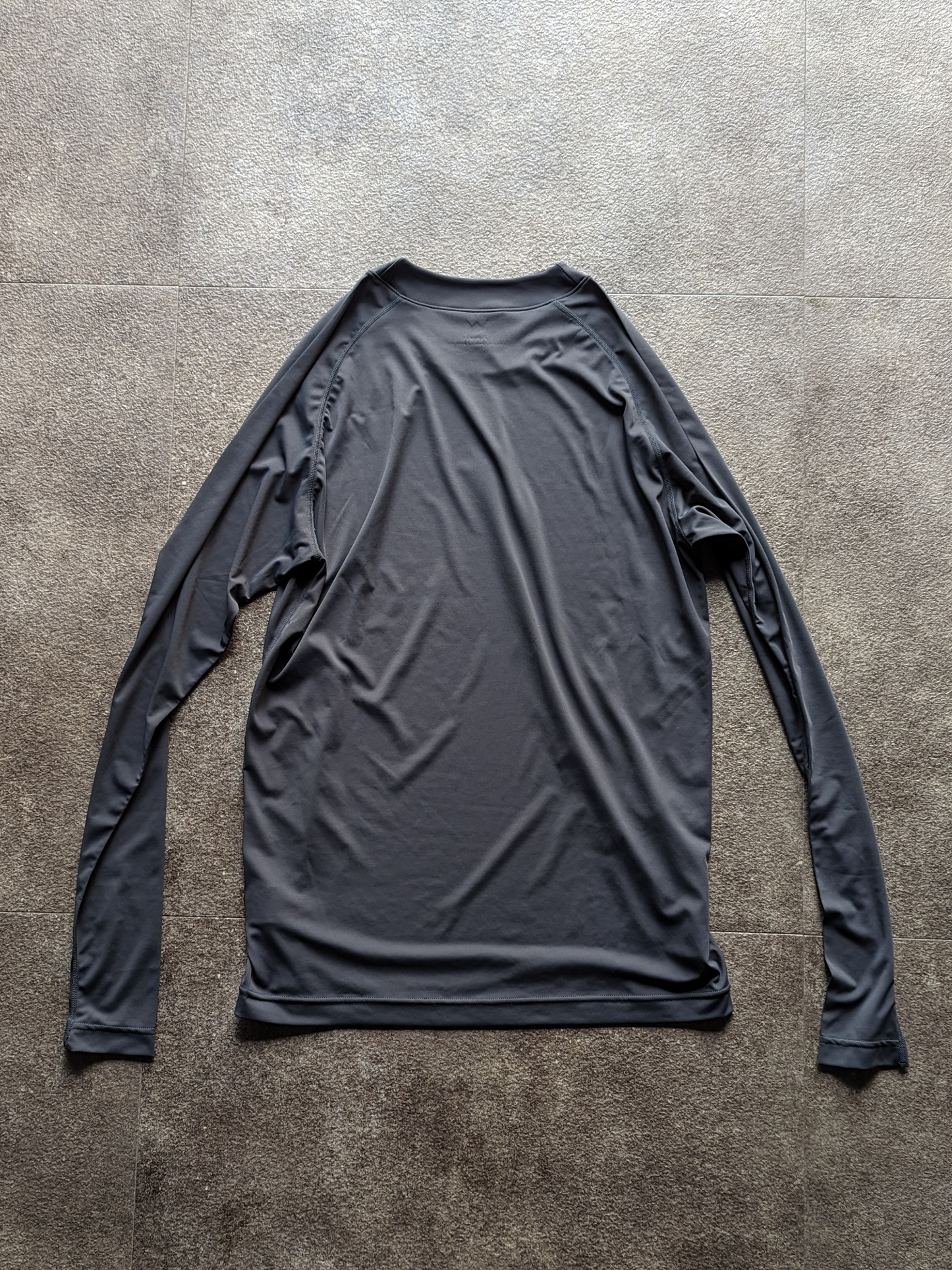 เสื้อยืดตัวยาวยืดเรียบสีเทาเข้ม / โลโก้ 3D Silicon สีเทาเข้ม