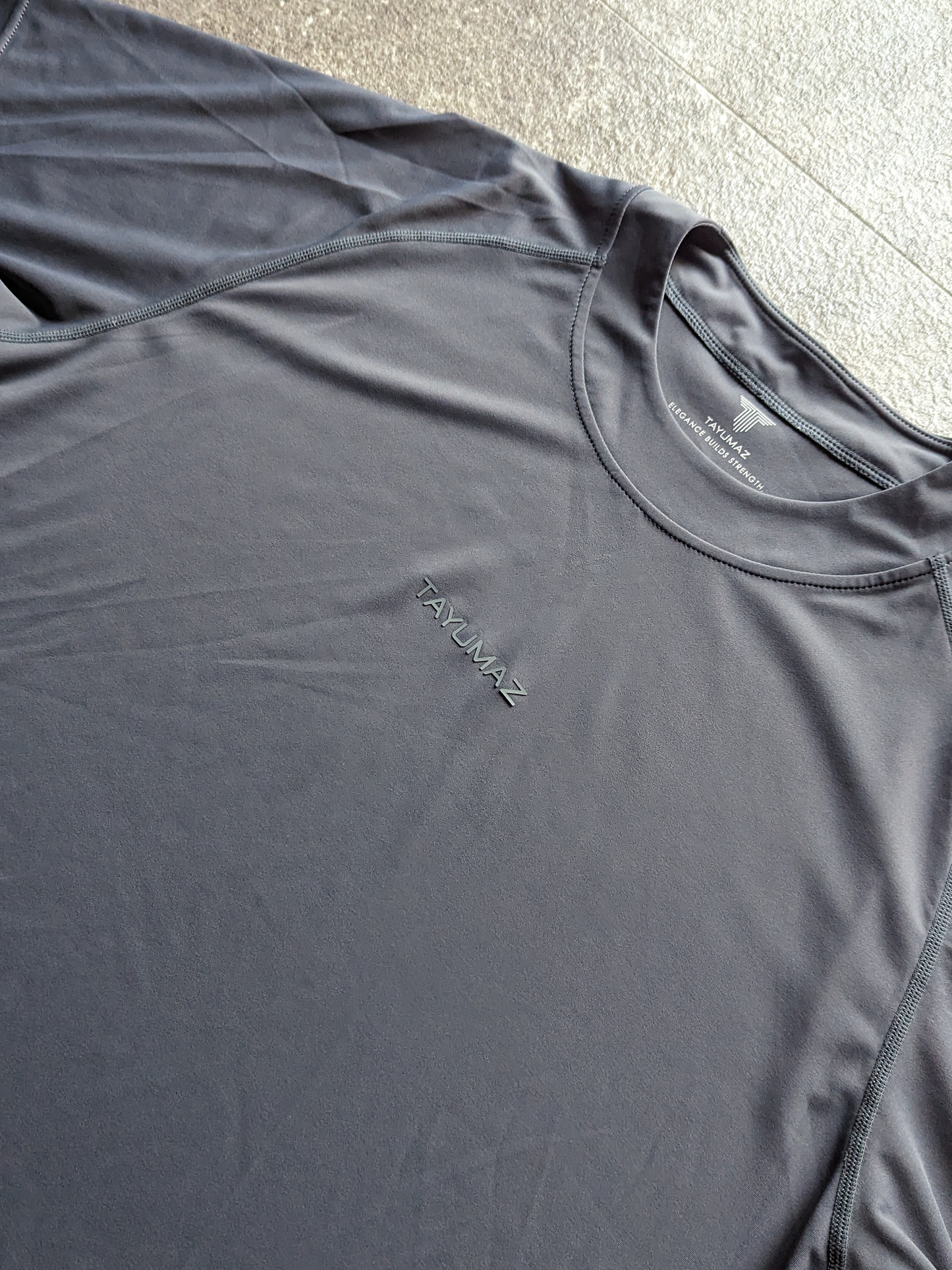 弹力光滑 T 恤 深灰色 / 3D 硅胶徽标 深灰色