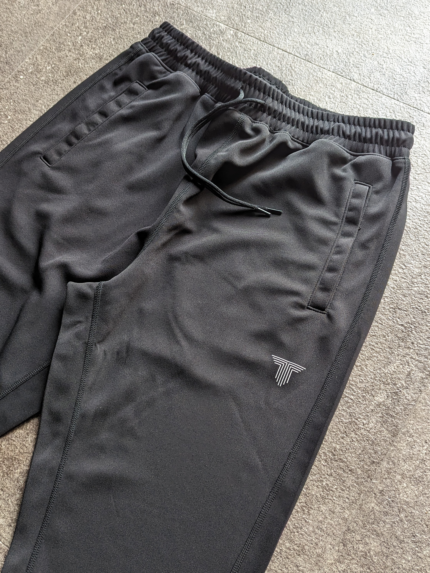 กางเกงขายาวดรายสูท สีดำ / โลโก้ T