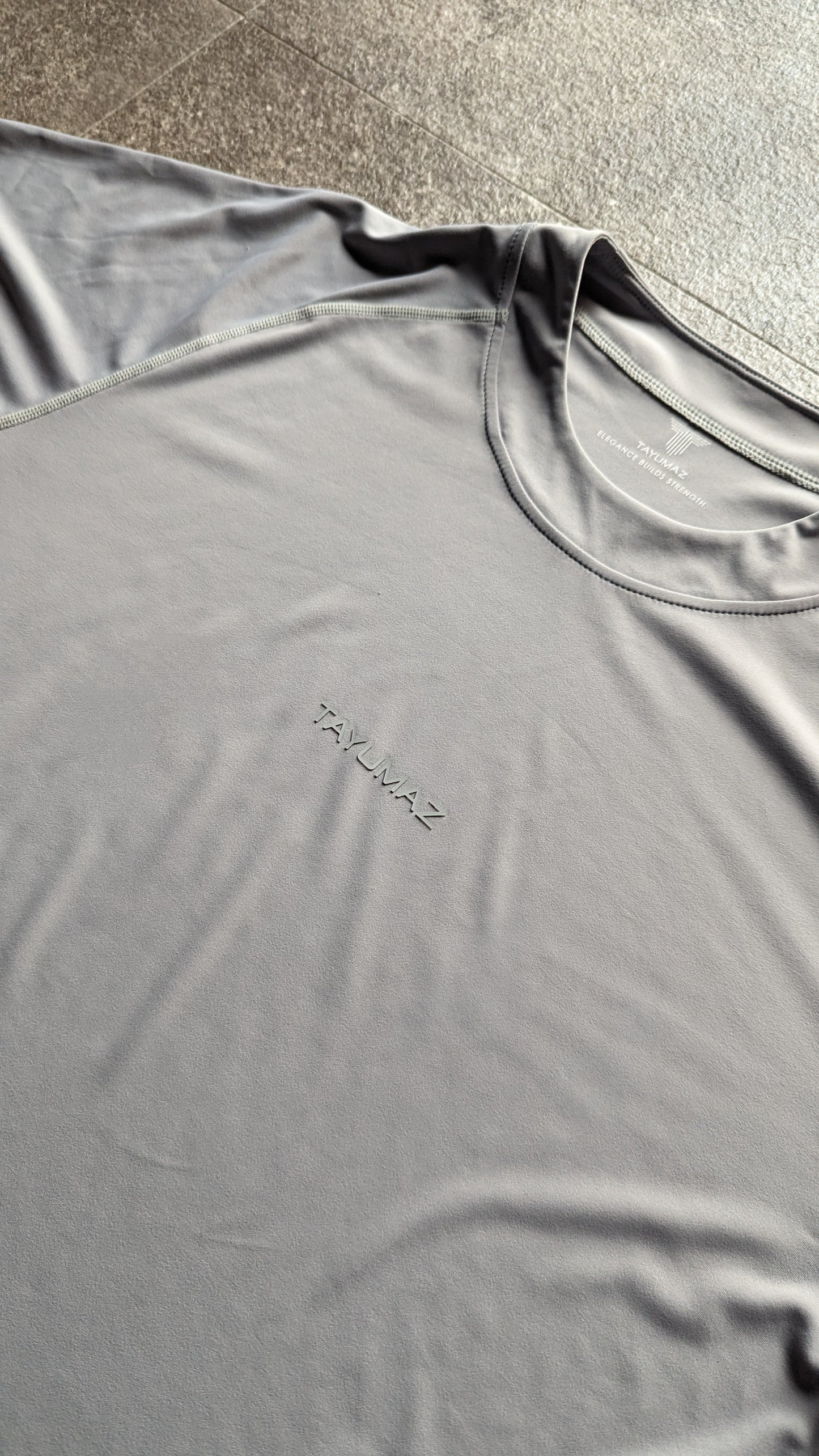 弹力光滑长款 T 恤 浅灰色 / 3D 硅胶徽标 浅灰色