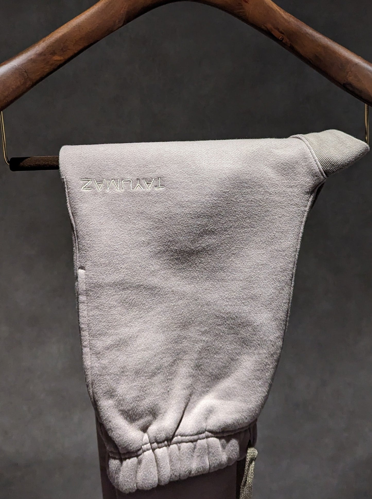 Pantalon long en sweat-shirt en coton lavé en gris
